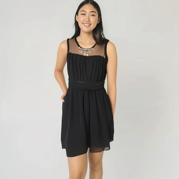 black long dress top with pearl neckline - Picture 1 of 5